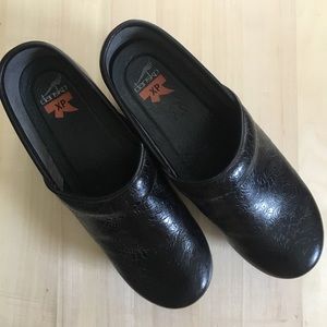 Dansko embossed black shoes